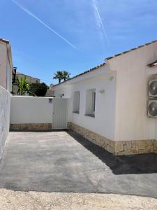 - un bâtiment blanc avec un parking en face dans l'établissement Chalet del Sol en El Faro, à Mijas