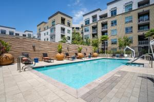 a swimming pool in a building with buildings at Redwood City 2BR w AC Gym WD nr Caltrain SFO-1110 in Redwood City