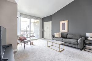ein Wohnzimmer mit Sofa und Tisch in der Unterkunft Santa Clara 1BR w Pool Gym nr Caltrain Mall SFO-308 in Santa Clara
