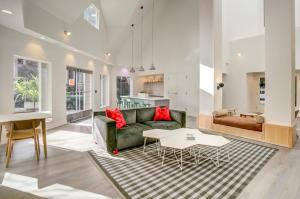 ein Wohnzimmer mit grüner Couch und roten Kissen in der Unterkunft Santa Clara 1BR w Pool Gym nr Caltrain Mall SFO-308 in Santa Clara