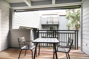 a patio with a table and chairs on a balcony at Palo Alto 1br w gym pool wd nr Stanford SFO-1259 in Palo Alto