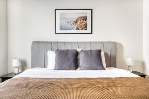 a bedroom with a large bed with two pillows at Palo Alto 1br w gym pool wd nr Stanford SFO-1259 in Palo Alto +30 photos