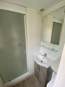 Fotografia z galérie ubytovania Mobilhome cosy 3 chambres Cœur de Vendée v destinácii La Boissière-de-Montaigu + 2 fotografie