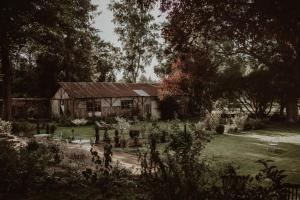 une maison ancienne avec un jardin en face dans l'établissement La Fontaine Racine - Chambres d'hôtes, à La Ferté-Milon