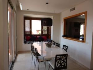 Posezení v ubytování Luxurious Townhouse with sea views