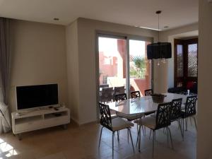 TV a/nebo společenská místnost v ubytování Luxurious Townhouse with sea views