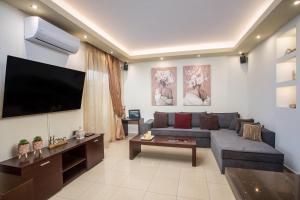 A television and/or entertainment centre at Anita Luxury Apartment