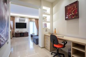 A television and/or entertainment centre at Anita Luxury Apartment