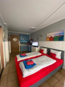 1 dormitorio con 1 cama grande y toallas. en Villa Park & Plaża, en Świnoujście