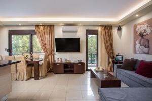 A television and/or entertainment centre at Anita Luxury Apartment