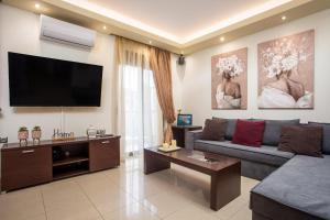 A television and/or entertainment centre at Anita Luxury Apartment