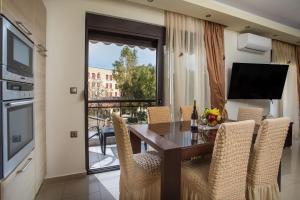 A television and/or entertainment centre at Anita Luxury Apartment Még 17 kép
