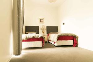 a bedroom with two beds in a room at Hawthorn Holiday House in Melbourne +3 photos