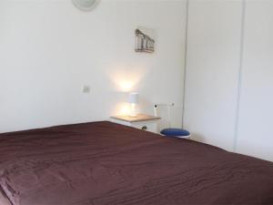 ラ・ロシェルにあるAppartement La Rochelle, 2 pièces, 4 personnes - FR-1-246-91のベッドルーム1室(ベッド1台、ランプ付きテーブル付)