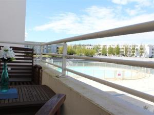 ラ・ロシェルにあるAppartement La Rochelle, 2 pièces, 2 personnes - FR-1-246-51のバルコニー(テーブル、花瓶付)