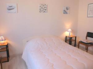 - une chambre avec un grand lit blanc et deux lampes dans l'établissement Maison Bretignolles-sur-Mer, 3 pièces, 6 personnes - FR-1-224A-383, à Bretignolles-sur-Mer