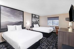 Postel nebo postele na pokoji v ubytování Super 8 by Wyndham Charlottesville