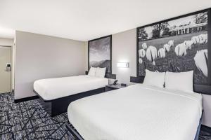 Postel nebo postele na pokoji v ubytování Super 8 by Wyndham Charlottesville