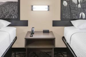 Postel nebo postele na pokoji v ubytování Super 8 by Wyndham Charlottesville