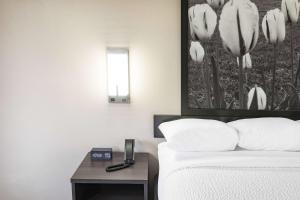 Postel nebo postele na pokoji v ubytování Super 8 by Wyndham Charlottesville