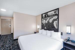 Postel nebo postele na pokoji v ubytování Super 8 by Wyndham Charlottesville