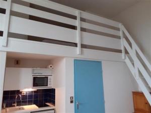 サンティレール・ド・リエにあるAppartement Saint-Hilaire-de-Riez, 2 pièces, 5 personnes - FR-1-324-149の階段付きのキッチン(ロフトベッド付)