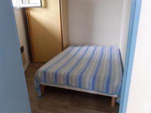 サンティレール・ド・リエにあるAppartement Saint-Hilaire-de-Riez, 2 pièces, 5 personnes - FR-1-324-149の青と黄色のカバーが付いた部屋のベッド1台