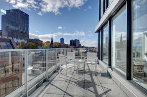 balcón con sillas y vistas a la ciudad en Les Immeubles Charlevoix - Le 760705, en Quebec