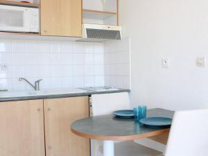 Appartement La Rochelle, 2 pièces, 3 personnes - FR-1-246-210にあるキッチンまたは簡易キッチン