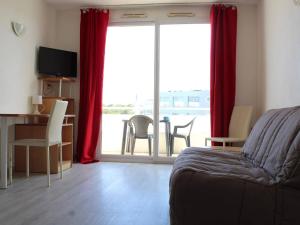 Appartement La Rochelle, 2 pièces, 3 personnes - FR-1-246-210にあるシーティングエリア