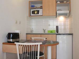 Appartement La Rochelle, 1 pièce, 2 personnes - FR-1-246-213にあるキッチンまたは簡易キッチン