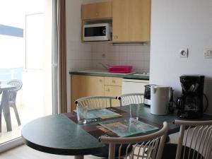 Appartement La Rochelle, 2 pièces, 4 personnes - FR-1-246-223にあるキッチンまたは簡易キッチン