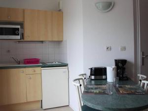 Appartement La Rochelle, 2 pièces, 4 personnes - FR-1-246-223にあるキッチンまたは簡易キッチン