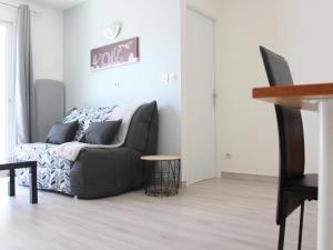 Appartement La Rochelle, 2 pièces, 4 personnes - FR-1-246-296にあるシーティングエリア