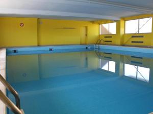 una piscina vacía en un edificio en Appartement Port-la-Nouvelle, 3 pièces, 6 personnes - FR-1-229C-746, en Port-la-Nouvelle