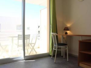 Appartement La Rochelle, 1 pièce, 2 personnes - FR-1-246-281にあるバルコニーまたはテラス