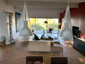 - un salon avec un canapé et 2 grandes lumières dans l'établissement Sète, Belle maison dans la pinède - piscine et vue, à Sète