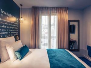 - une chambre avec un grand lit et une fenêtre dans l'établissement Hôtel Mercure Paris Suresnes Longchamp, à Suresnes