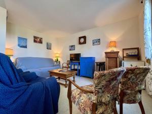 salon z kanapą i stołem w obiekcie Maison 5 pièces près de la plage, jardin clos, 8 couchages – Saint-Georges-d’Oléron - FR-1-246A-175 w mieście Saint-Georges-dʼOléron
