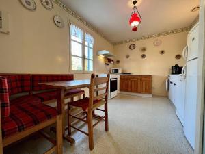 kuchnia ze stołem, kanapą i lodówką w obiekcie Maison 5 pièces près de la plage, jardin clos, 8 couchages – Saint-Georges-d’Oléron - FR-1-246A-175 w mieście Saint-Georges-dʼOléron +11 zdjęć