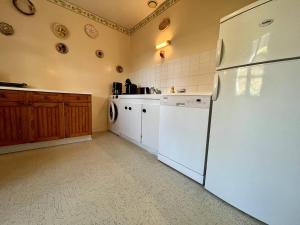 Kuchnia lub aneks kuchenny w obiekcie Maison 5 pièces près de la plage, jardin clos, 8 couchages – Saint-Georges-d’Oléron - FR-1-246A-175