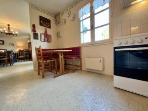 Kuchnia lub aneks kuchenny w obiekcie Maison 5 pièces près de la plage, jardin clos, 8 couchages – Saint-Georges-d’Oléron - FR-1-246A-175