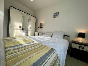Łóżko lub łóżka w pokoju w obiekcie Maison 5 pièces près de la plage, jardin clos, 8 couchages – Saint-Georges-d’Oléron - FR-1-246A-175