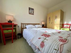 Łóżko lub łóżka w pokoju w obiekcie Maison 5 pièces près de la plage, jardin clos, 8 couchages – Saint-Georges-d’Oléron - FR-1-246A-175