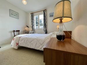 Łóżko lub łóżka w pokoju w obiekcie Maison 5 pièces près de la plage, jardin clos, 8 couchages – Saint-Georges-d’Oléron - FR-1-246A-175