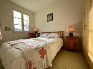 sypialnia z dużym łóżkiem i oknem w obiekcie Maison 5 pièces près de la plage, jardin clos, 8 couchages – Saint-Georges-d’Oléron - FR-1-246A-175 w mieście Saint-Georges-dʼOléron