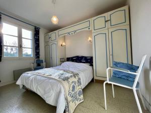 Łóżko lub łóżka w pokoju w obiekcie Maison 5 pièces près de la plage, jardin clos, 8 couchages – Saint-Georges-d’Oléron - FR-1-246A-175