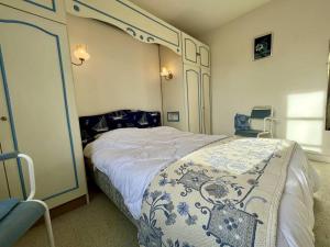 Łóżko lub łóżka w pokoju w obiekcie Maison 5 pièces près de la plage, jardin clos, 8 couchages – Saint-Georges-d’Oléron - FR-1-246A-175