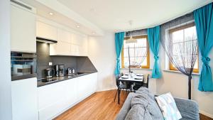 カルパチにあるApartamenty Every Sky Karpacz Prusa 2b/9のソファとテーブルのあるリビングルーム