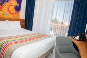 Postel nebo postele na pokoji v ubytování Best Western Arcachon Le Port